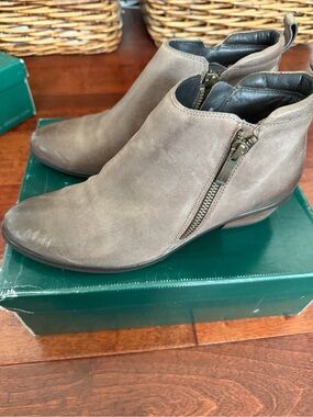 Paul Green Taupe/Brown Leather Ankle Booties with zipper 7.5